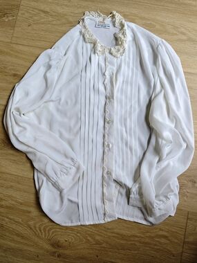 Vintage Elite women's White Lace Collar Pleated Blouse